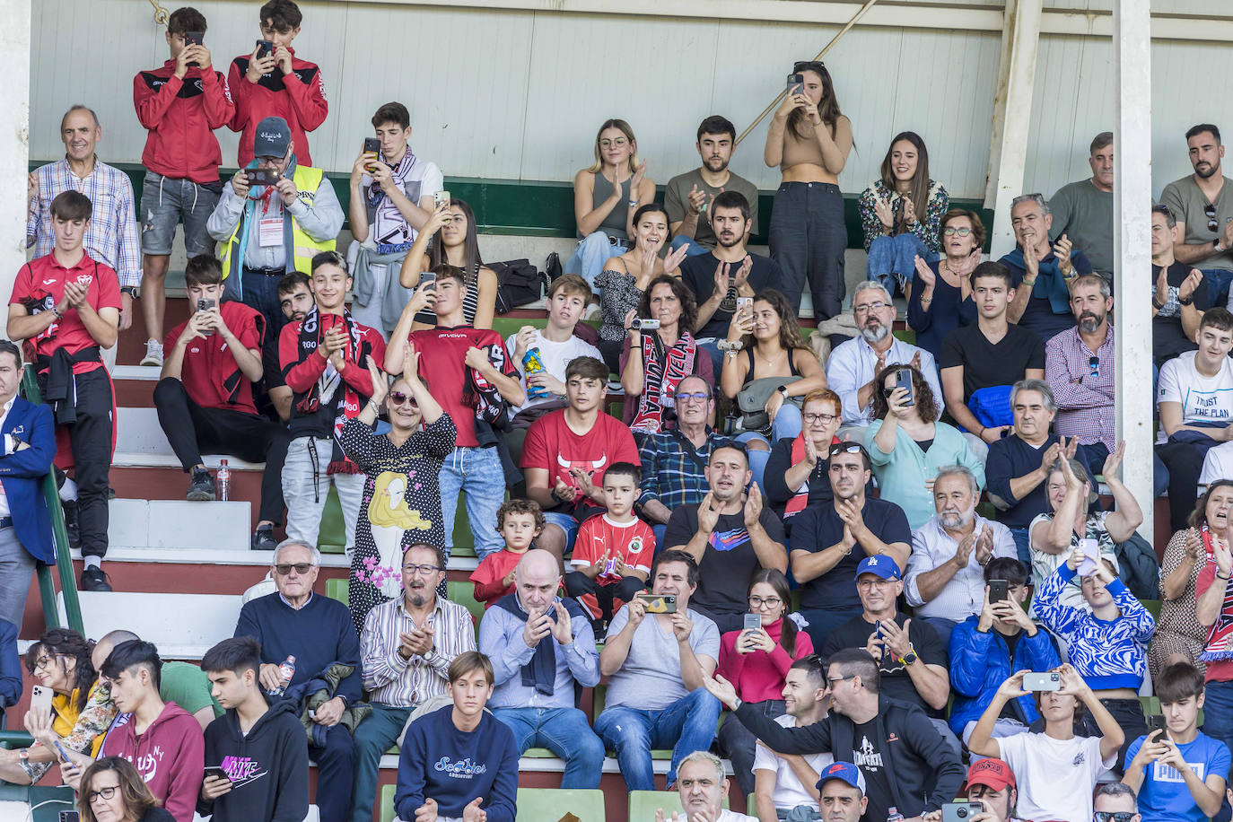 Las gradas se llenaron para ver el histórico encuentro.