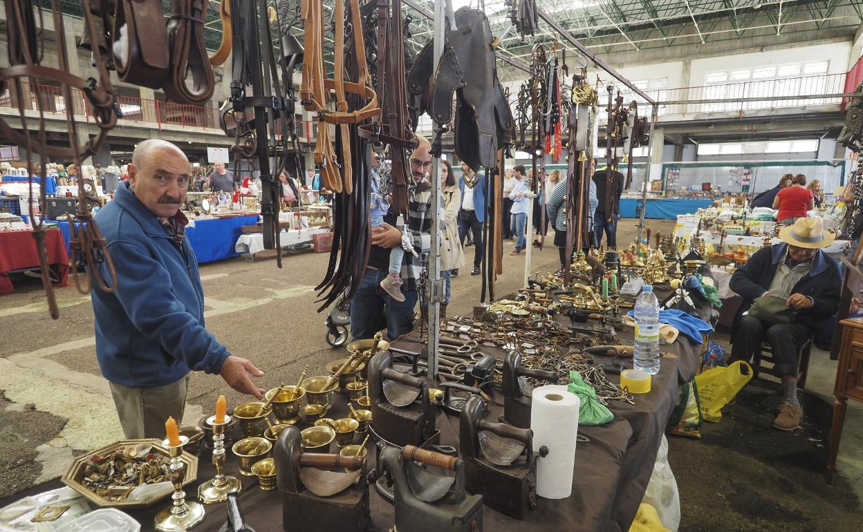 Clientes ojean productos en uno de los expositores instalados en el Mercado Nacional de Ganados este fin de semana en Torrelavega. 