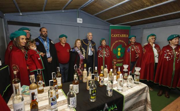 Imagen. Los miembros de la Cofradía del Orujo y el Vino de Liébana instantes antes de comenzar la cata a ciegas.