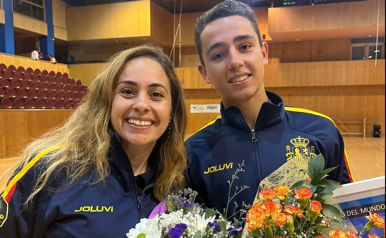 Héctor Díez, con su entrenadora, Alexia Rojo.