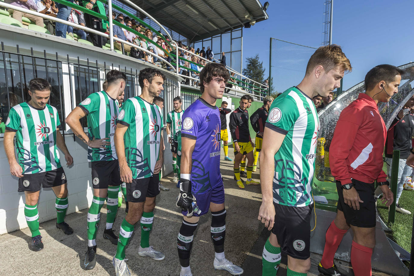 El partido de la Copa del Rey entre el Vimenor y el Mirandés en el campo en La Vidriera. 