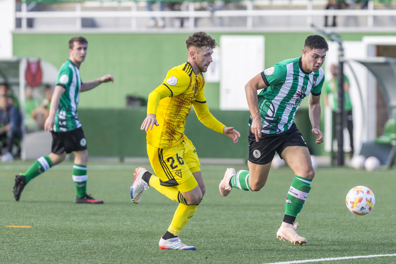 El partido de la Copa del Rey entre el Vimenor y el Mirandés en el campo en La Vidriera. 