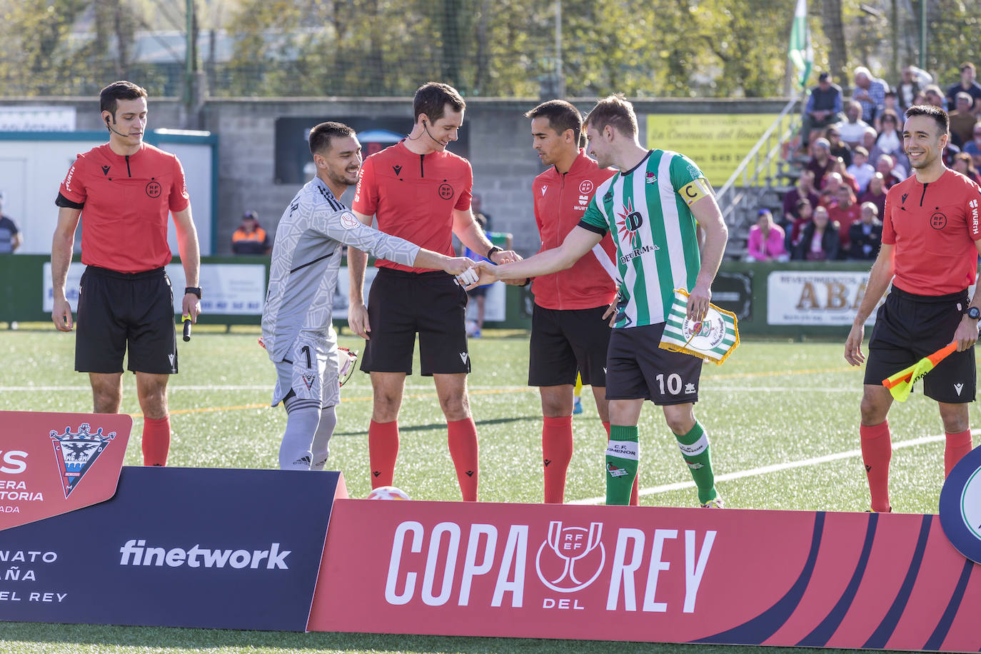 El partido de la Copa del Rey entre el Vimenor y el Mirandés en el campo en La Vidriera. 