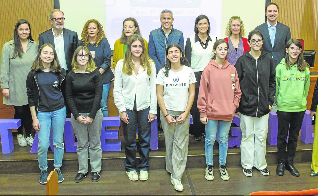 Autoridades locales, regionales y profesores posan con algunas de las alumnas participantes. 