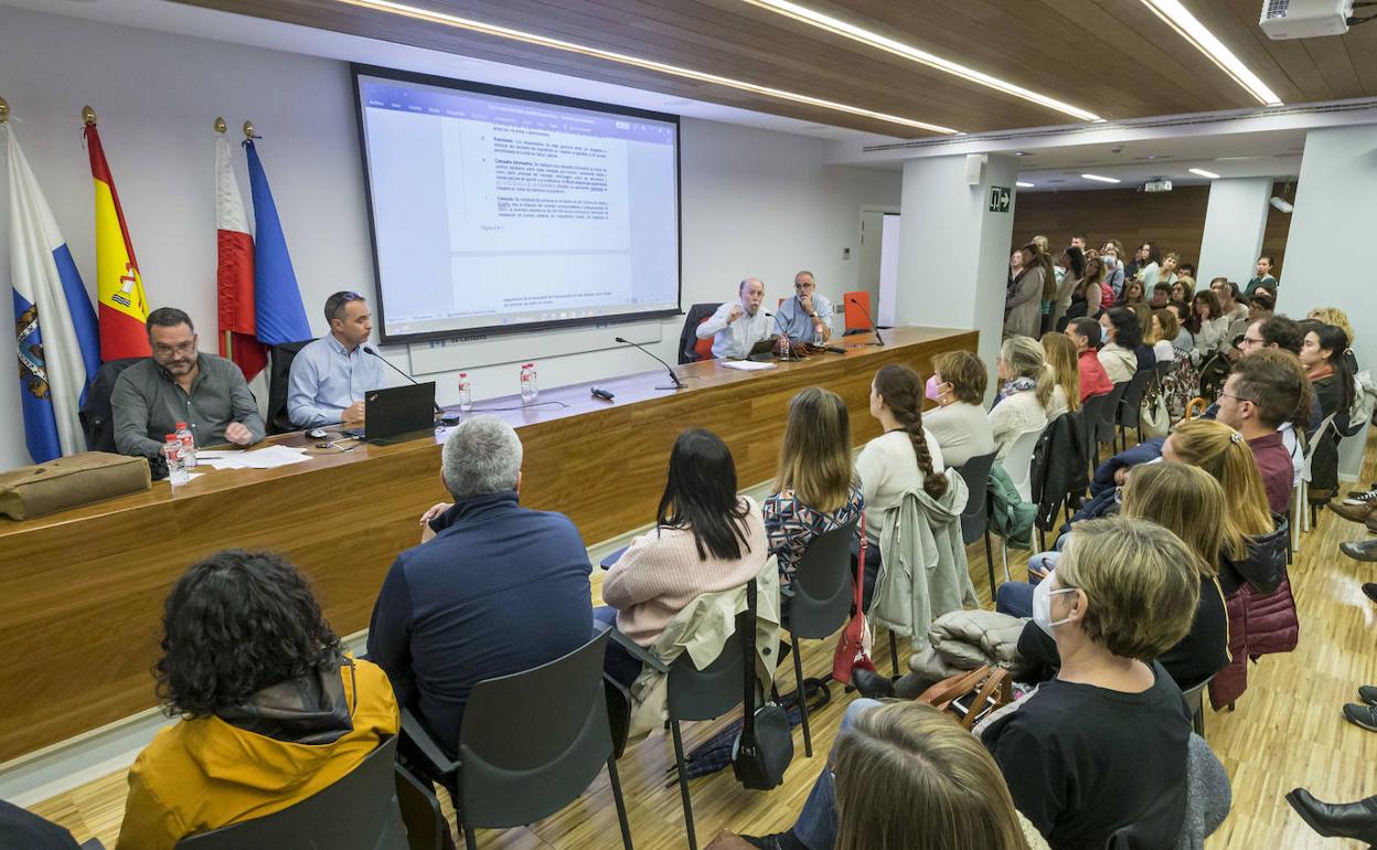 Imagen de la asamblea con los médicos celebrada este lunes por la mañana