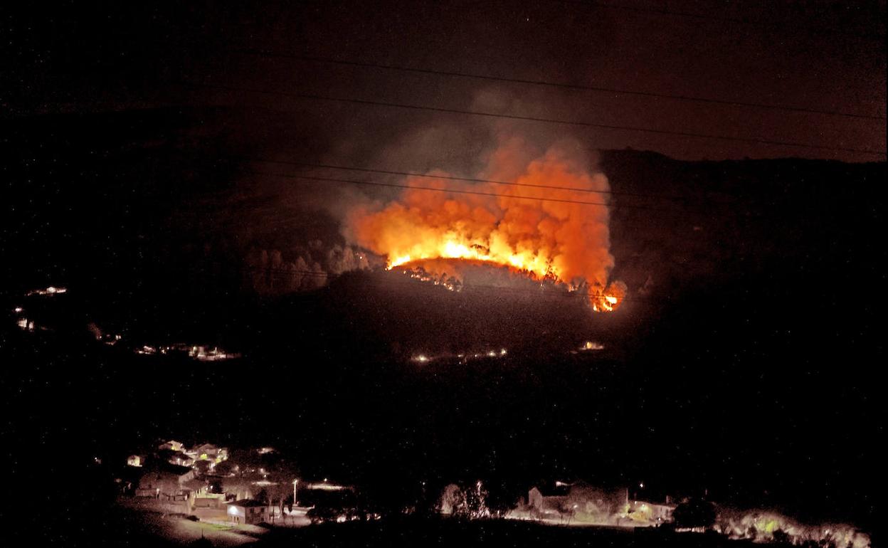 Imagen del incendio en Udías, este domingo.