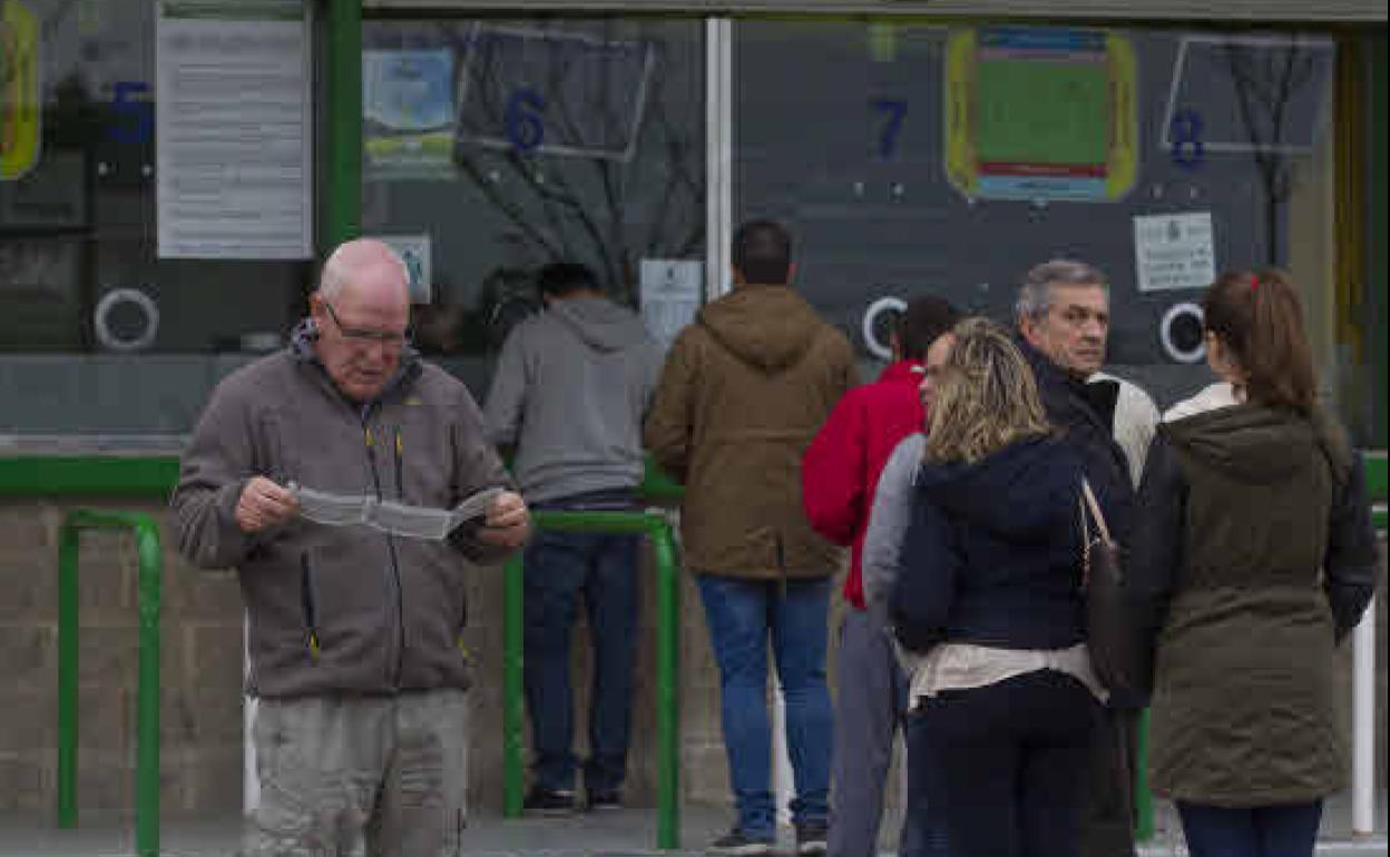 Aficionados verdiblancos hacen cola en las taquillas del club para sacar sus abonos en una imagen de 2017 