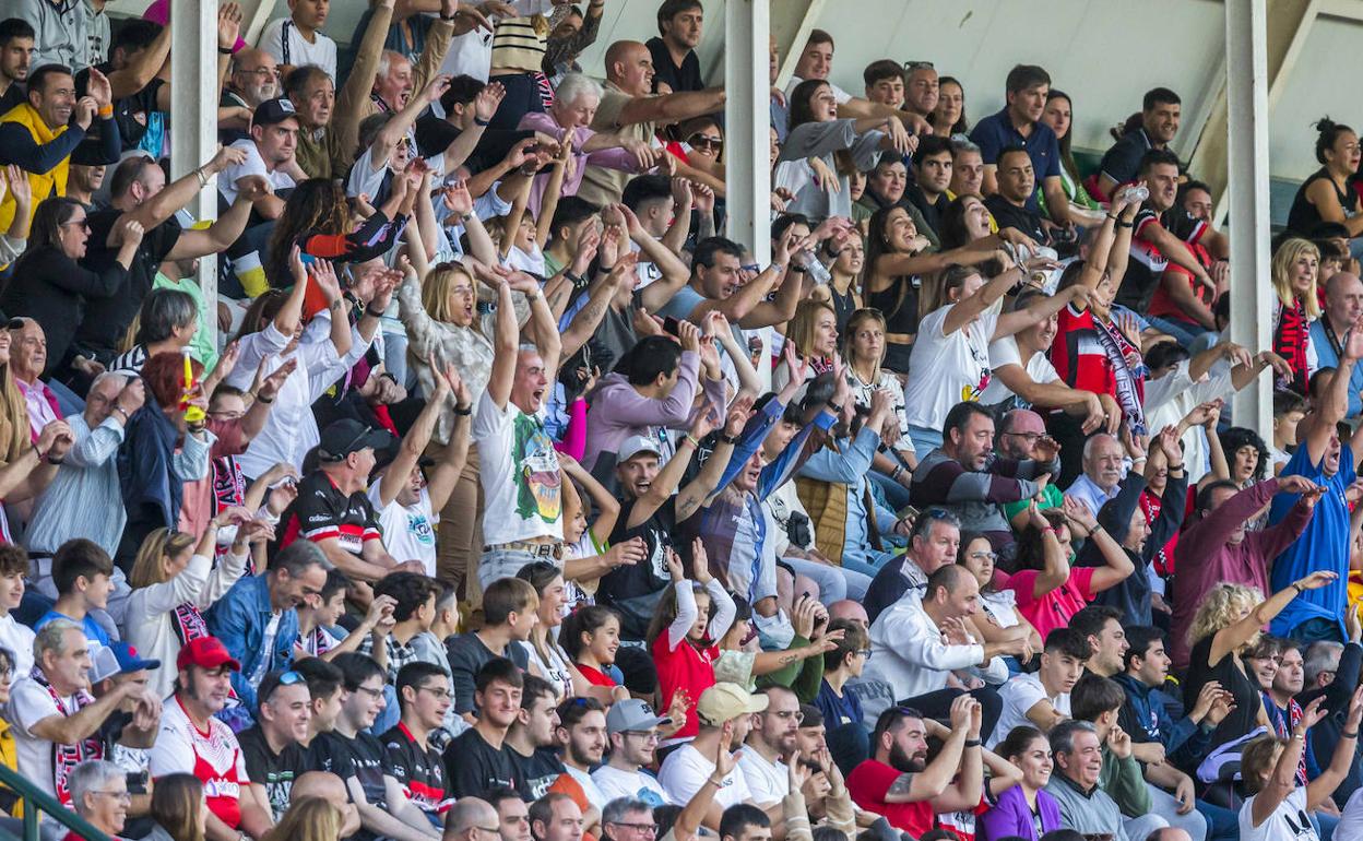 Los aficionados del Velarde animan a su equipo desde la Tribuna principal el domingo ante el Sevilla. 