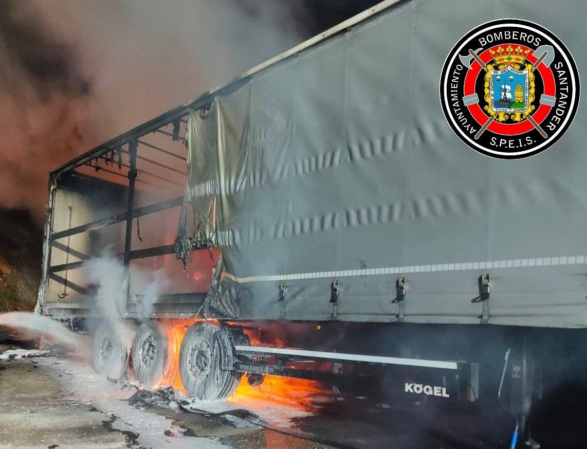 La empresa Transportes Victoriano Sáiz Echevarría e Hijos, en Villanueva de Villaescusa, ha sufrido un incendio en el que han ardido siete remolques y tres tractoras.