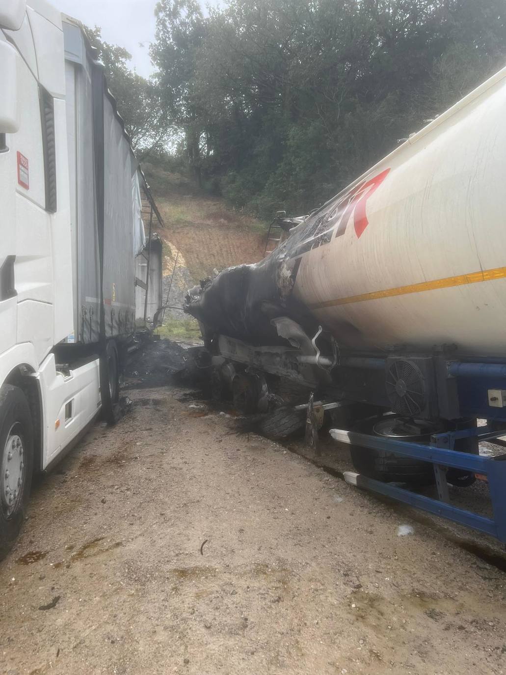 La empresa Transportes Victoriano Sáiz Echevarría e Hijos, en Villanueva de Villaescusa, ha sufrido un incendio en el que han ardido siete remolques y tres tractoras.