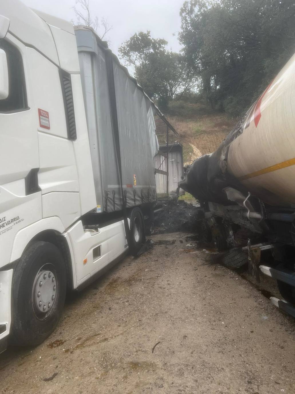 La empresa Transportes Victoriano Sáiz Echevarría e Hijos, en Villanueva de Villaescusa, ha sufrido un incendio en el que han ardido siete remolques y tres tractoras.