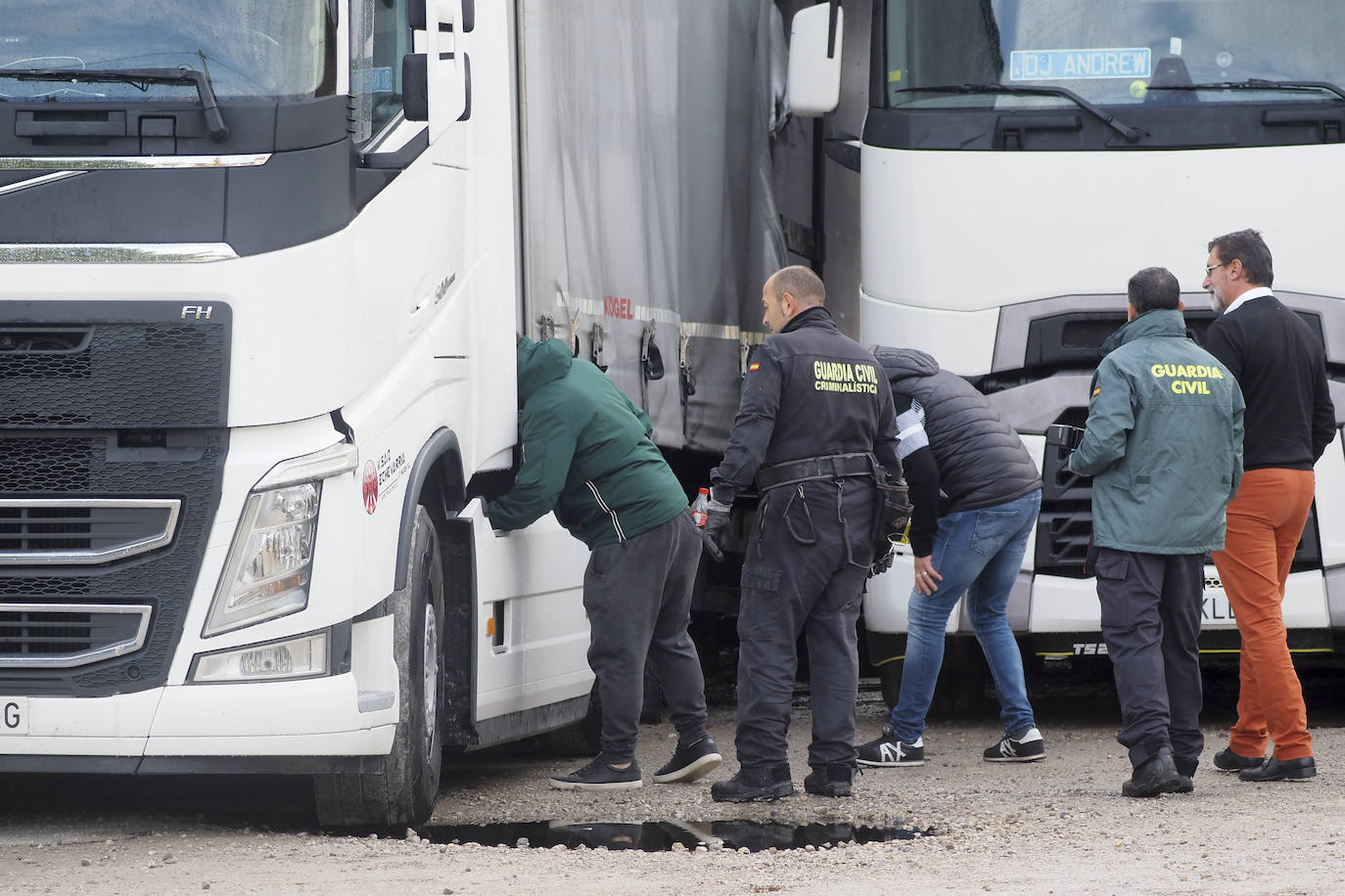 Especialistas en investigación de incendios del Servicio de Criminalística de la Guardia Civil se han desplazado a la empresa de transportes de Villanueva de Villaescusa para continuar con las pesquisas y dar con los autores de la quema de camiones producida en la madrugada de este lunes. Han revisado los vehículos dañados y tomado muestras, además de entrevistarse con los propietarios y trabajadores de la empresa.