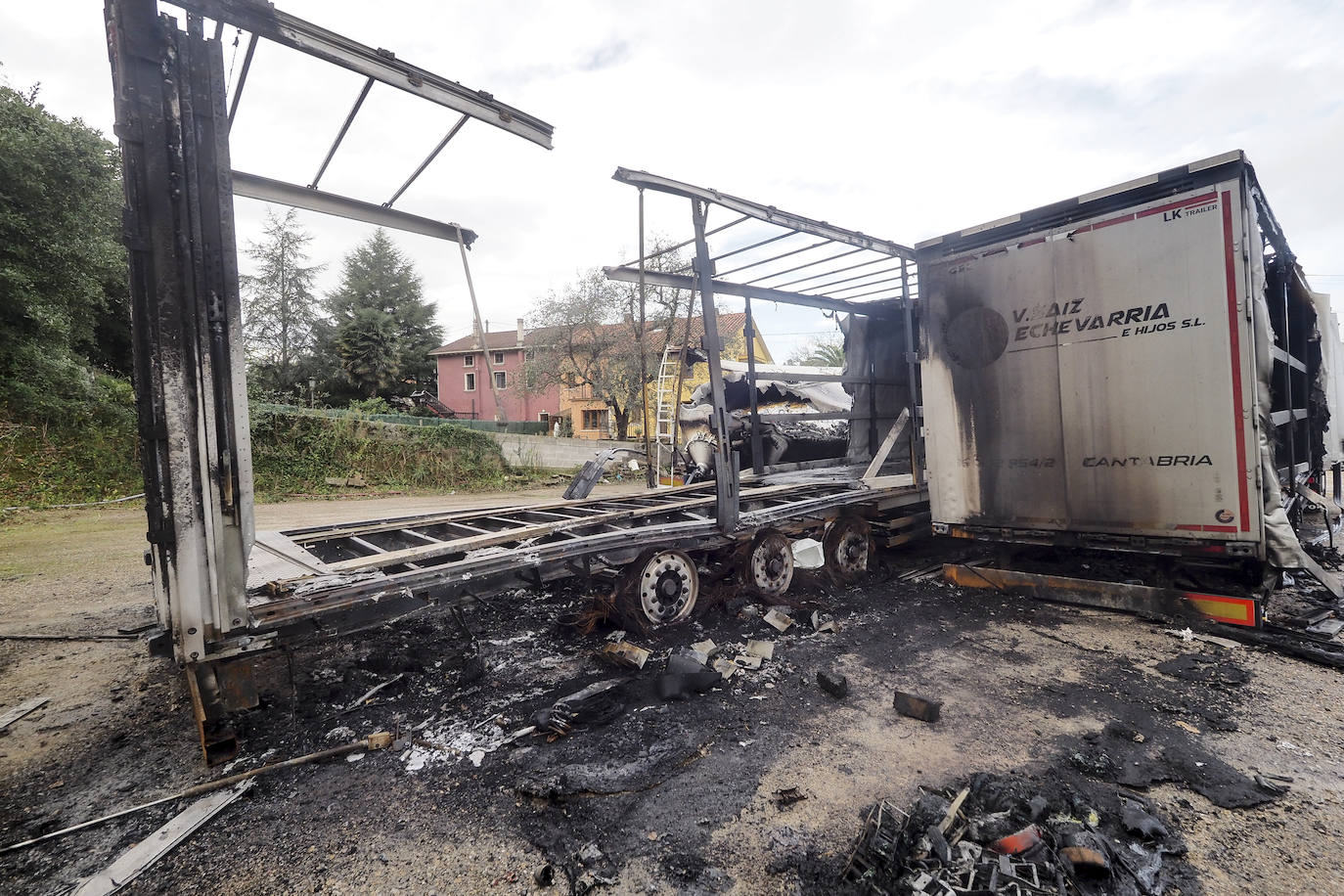 Especialistas en investigación de incendios del Servicio de Criminalística de la Guardia Civil se han desplazado a la empresa de transportes de Villanueva de Villaescusa para continuar con las pesquisas y dar con los autores de la quema de camiones producida en la madrugada de este lunes. Han revisado los vehículos dañados y tomado muestras, además de entrevistarse con los propietarios y trabajadores de la empresa.