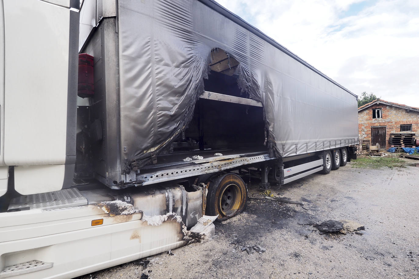 Especialistas en investigación de incendios del Servicio de Criminalística de la Guardia Civil se han desplazado a la empresa de transportes de Villanueva de Villaescusa para continuar con las pesquisas y dar con los autores de la quema de camiones producida en la madrugada de este lunes. Han revisado los vehículos dañados y tomado muestras, además de entrevistarse con los propietarios y trabajadores de la empresa.