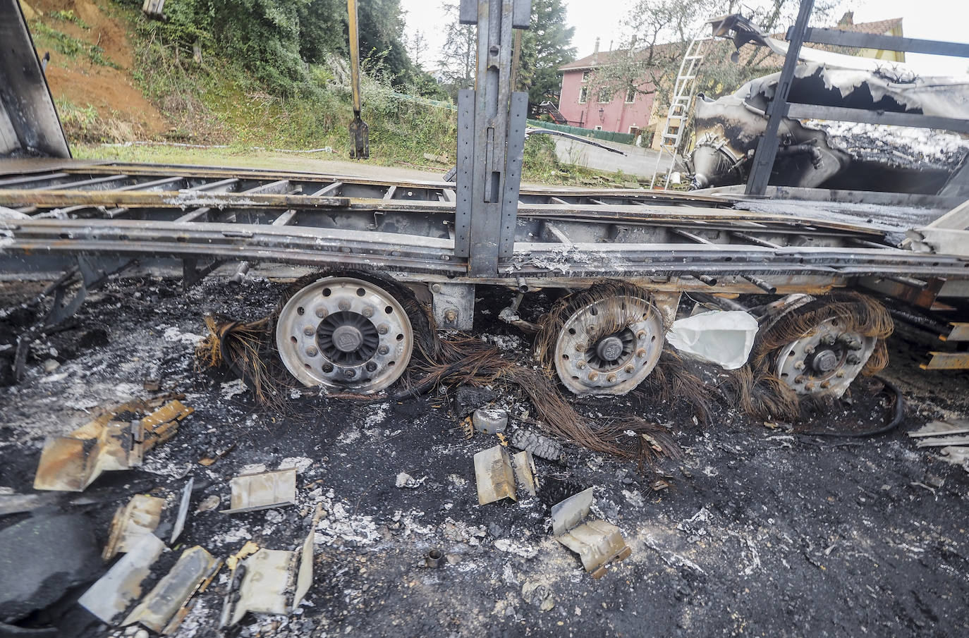 Especialistas en investigación de incendios del Servicio de Criminalística de la Guardia Civil se han desplazado a la empresa de transportes de Villanueva de Villaescusa para continuar con las pesquisas y dar con los autores de la quema de camiones producida en la madrugada de este lunes. Han revisado los vehículos dañados y tomado muestras, además de entrevistarse con los propietarios y trabajadores de la empresa.