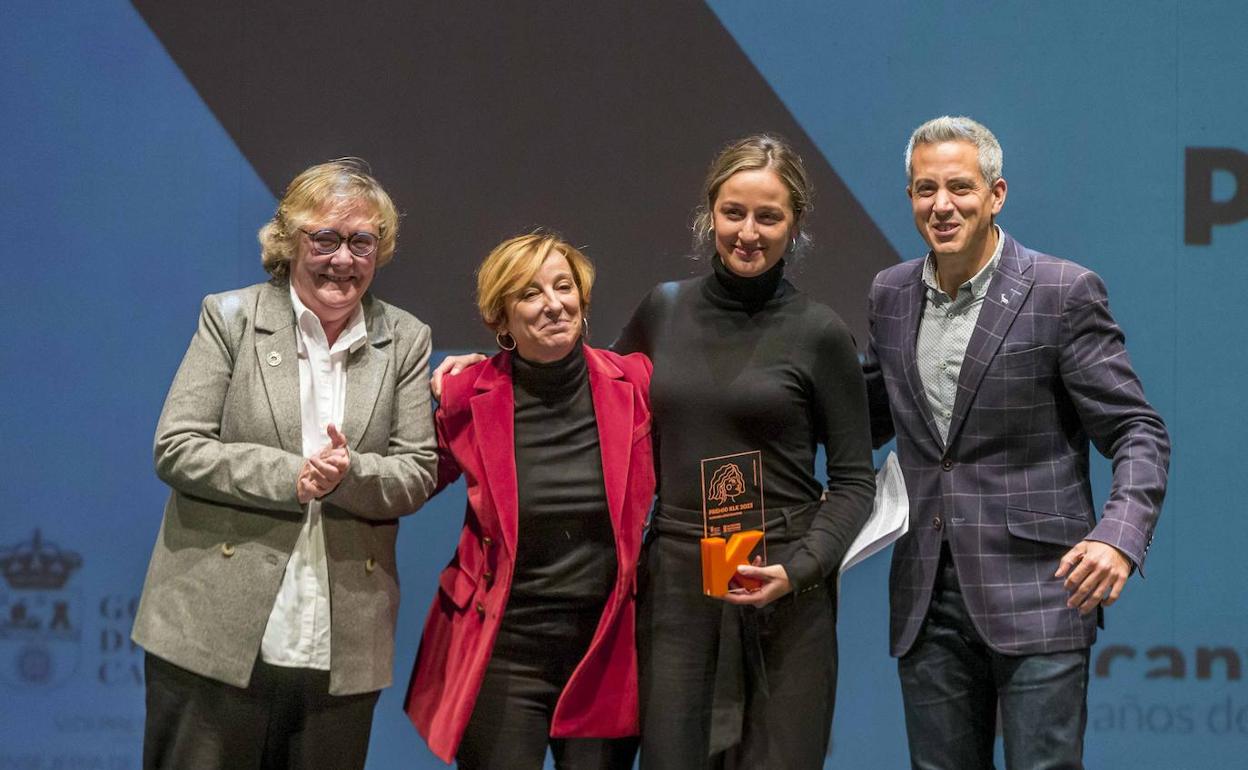 Gema Agudo, Ana Labordeta, Marina Berasategui López y Pablo Zuloaga, en la entrega del premio.