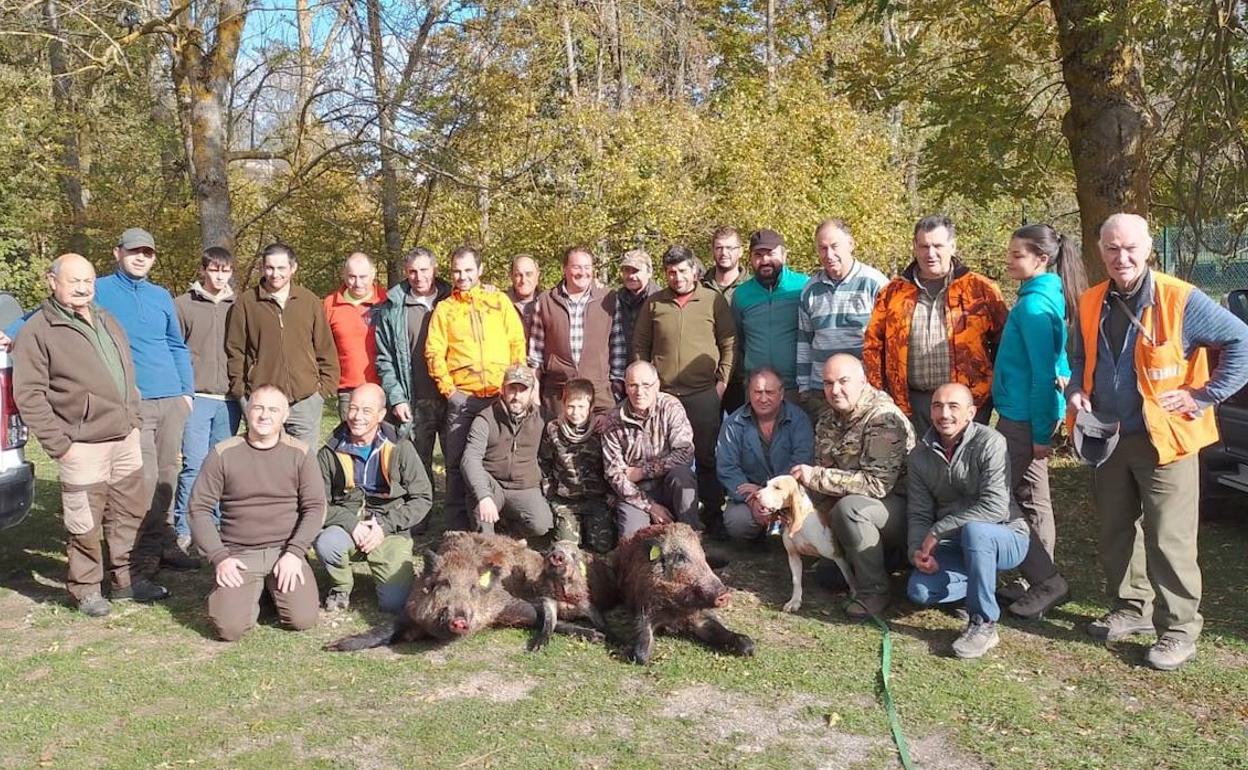 Integrantes de la cuadrilla 49, dirigida por Carlos Antuñano, con los tres jabalíes que abatieron el domingo en el lote campurriano de Izara. 