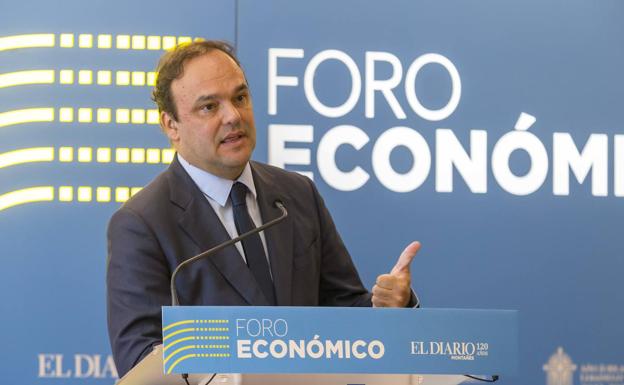 El economista José Carlos Díez durante su intervención en el Foro Económico de El Diario Montañés.