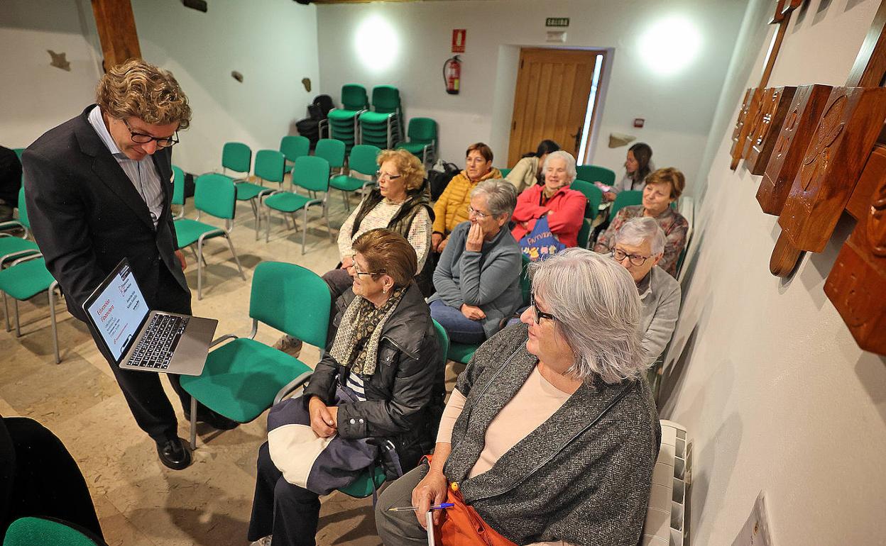 Francisco Artime se dirige a las asistentes en el Ecomuseo de Valle (Cabuérniga). 