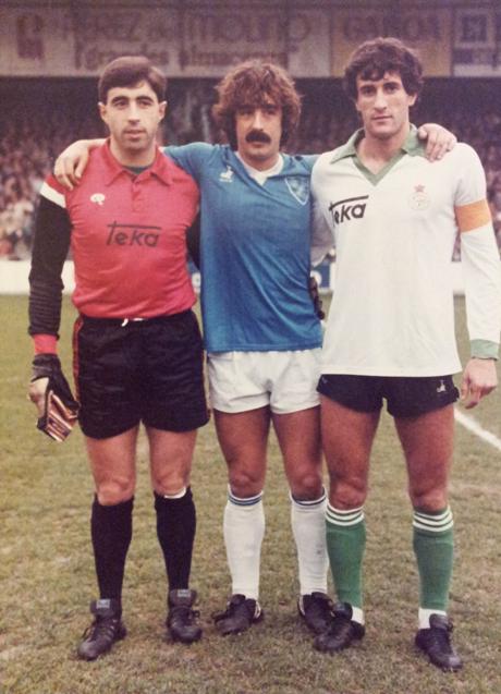 Imagen - 13 de mayo de 1984. Manolo Preciado visita los Campos de Sport con el extinto Linares CF, antecesor del Linares Deportivo, y posa con la camiseta azulona acompañado por sus excompañeros en el Racing Pedro alba yQuique Setién.