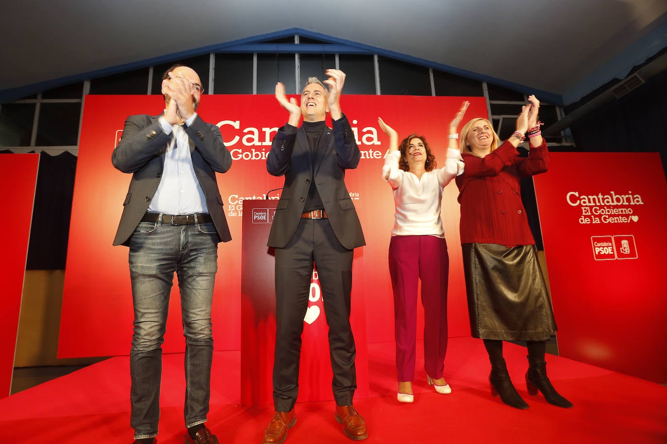 Montero ha participado en un acto con la militancia del PSC-PSOE en el IES Zapatón de Torrelavega, junto a Pablo Zuloaga, y el secretario general del PSOE Torrelavega, Jose Luis Urraca