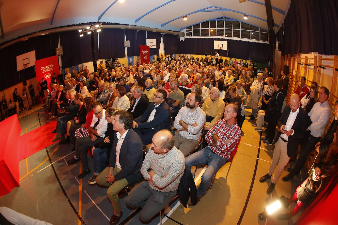 Montero ha participado en un acto con la militancia del PSC-PSOE en el IES Zapatón de Torrelavega, junto a Pablo Zuloaga, y el secretario general del PSOE Torrelavega, Jose Luis Urraca