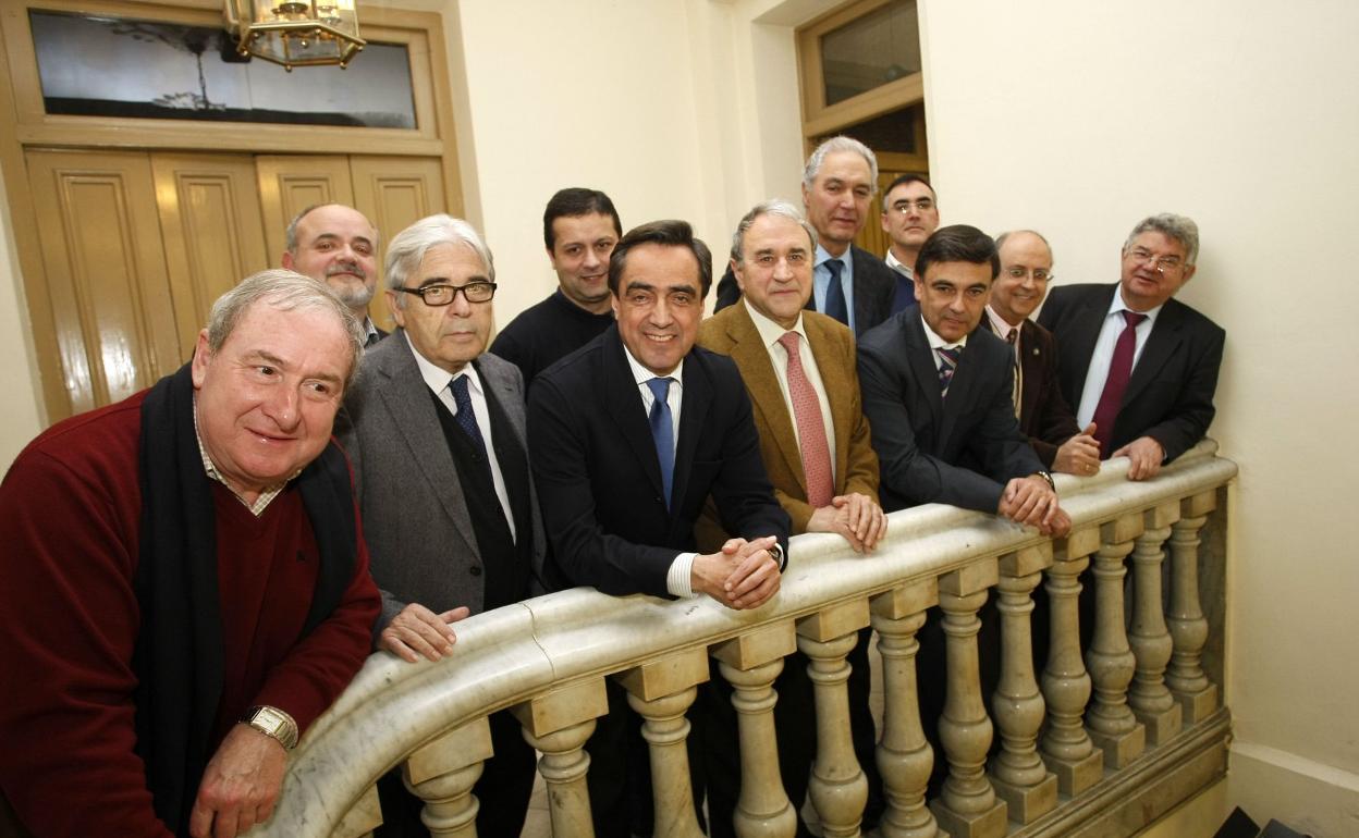 De izquierda a derecha, delante, Pedro Arce, Miguel García Fuentes, Ildefonso Calderón, Germán Castellanos, José Francisco Díaz, José Antonio Otero e Higinio Calderón. Detrás, José Nicasio, Ricardo Lanza, Roberto Valdés y Raúl Pesquera, en un encuentro de la Asociación Pontesano, en Torrelavega en 2013. 