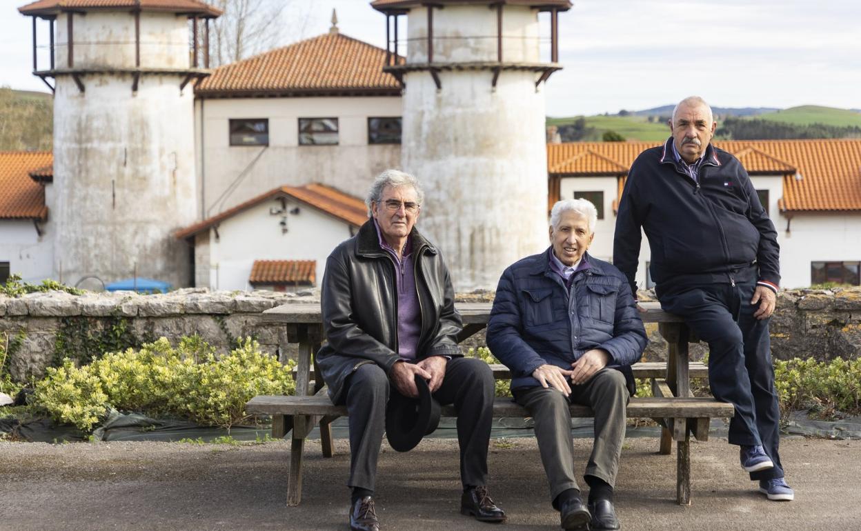 David Merino, Benjamín Álvarez y Joaquín Llata, exalumnos de La Granja, posan en las instalaciones ubicadas en Heras. 