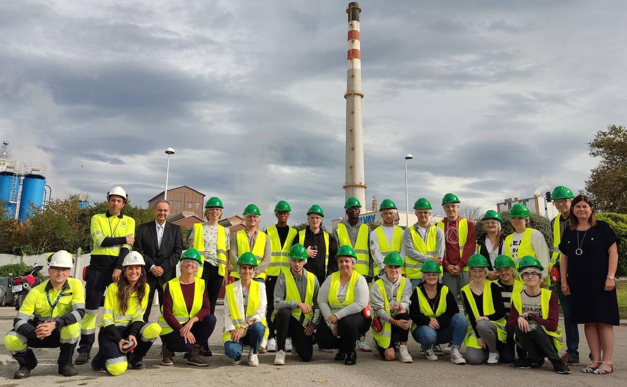 Los equipos del IES Besaya visitan Solvay, en Barreda