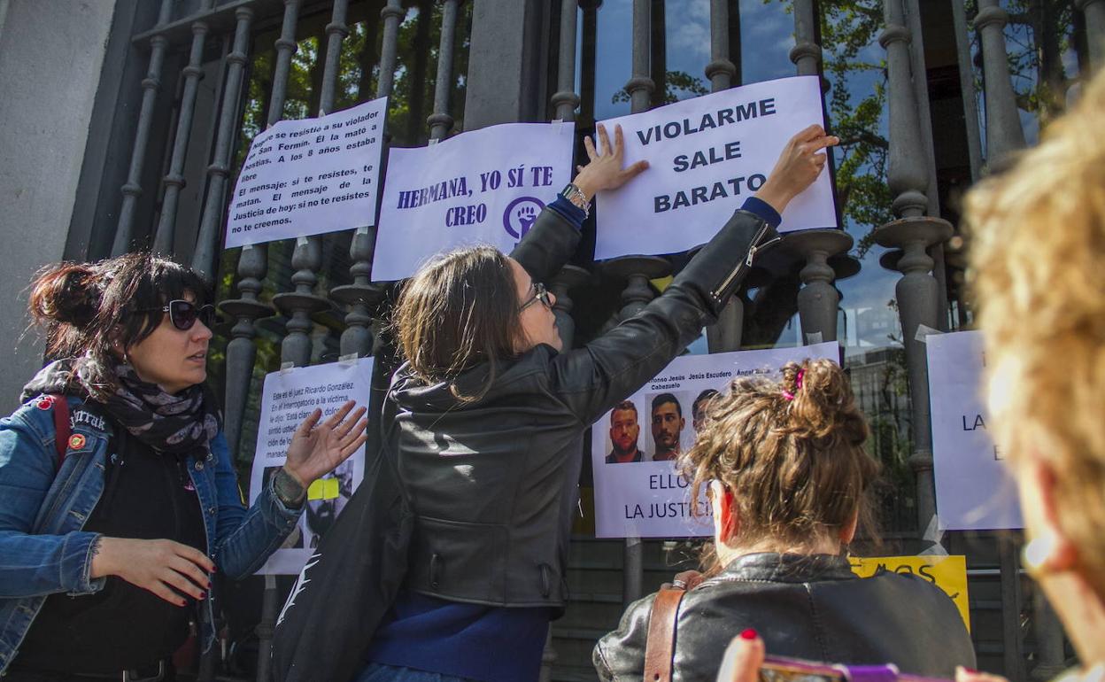 Protesta ante la Delegación de Gobierno en Santander tras la sentencia del juicio contra 'la Manada'. 