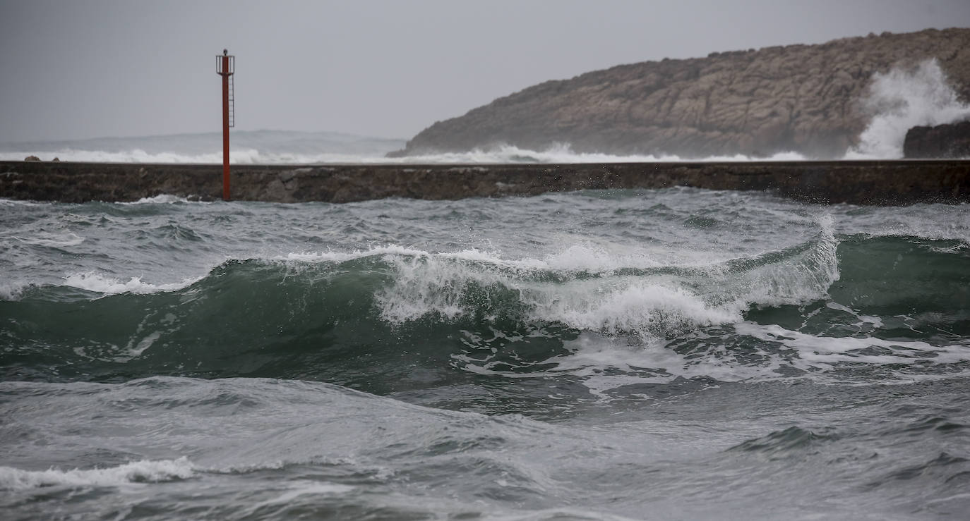 Temporal y fuertes olas en Suances.