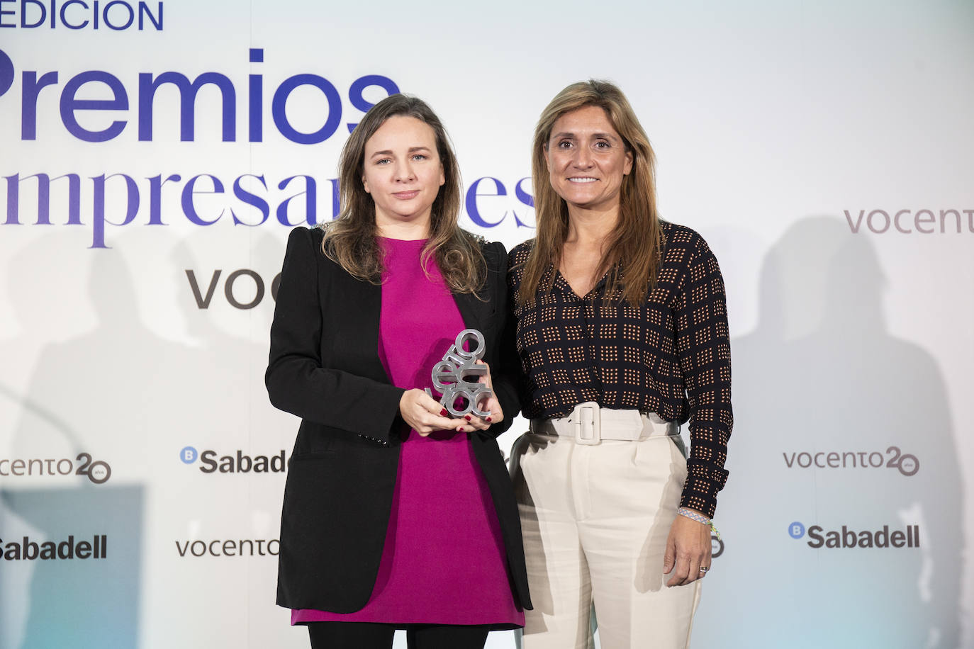 Ana Delgado, directora general de ABC, entrega el premio a la Empresa Familiar a Rocío Osborne, directora de Comunicación y PR de Grupo Osborne