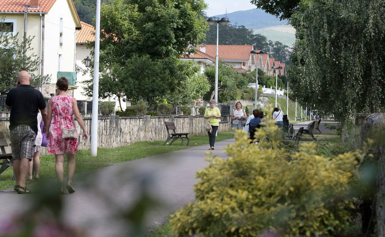 Veicnos de Puente Viesgo caminan por la senda verde 