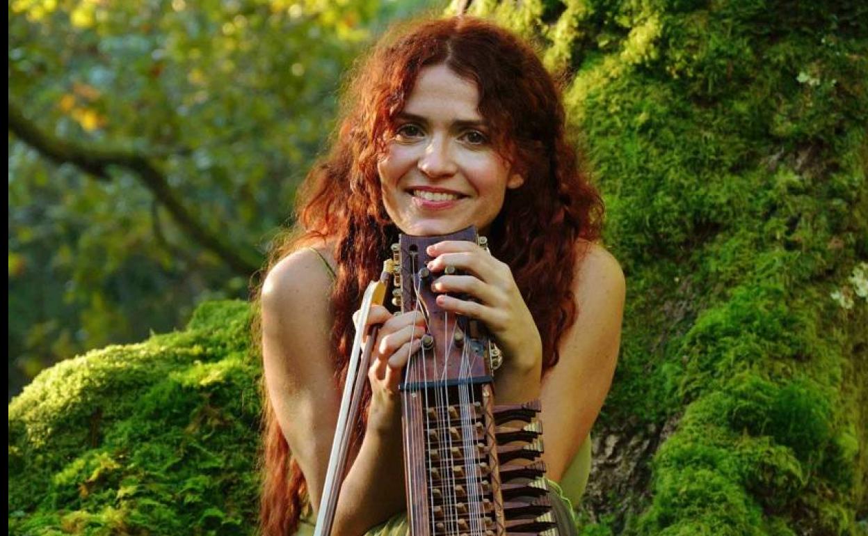 Ana Alcaide, con la nickelharpa, instrumento antiguo sueco. 