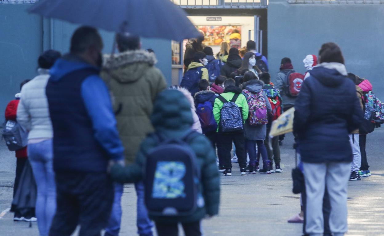 Alumnos acceden al patio que comparten los colegios Cisneros, Antonio Mendoza y Magallanes, en Santander.