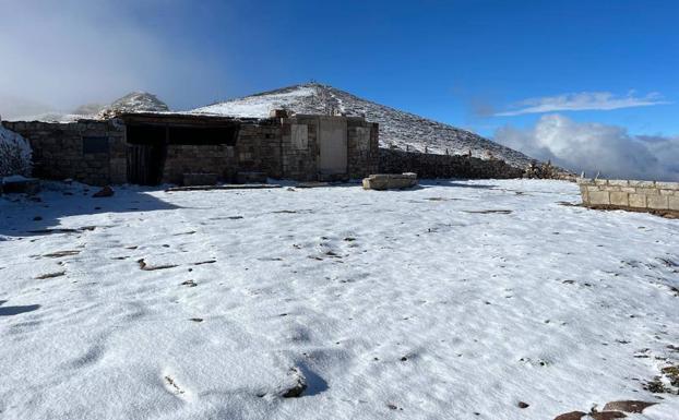 Imagen. Nieve este viernes en la zona del mirador del Chivo, situado a casi dos mil metros de altitud, y otras imágenes captadas en Fuente Dé con las primeras nieves de la temporada.