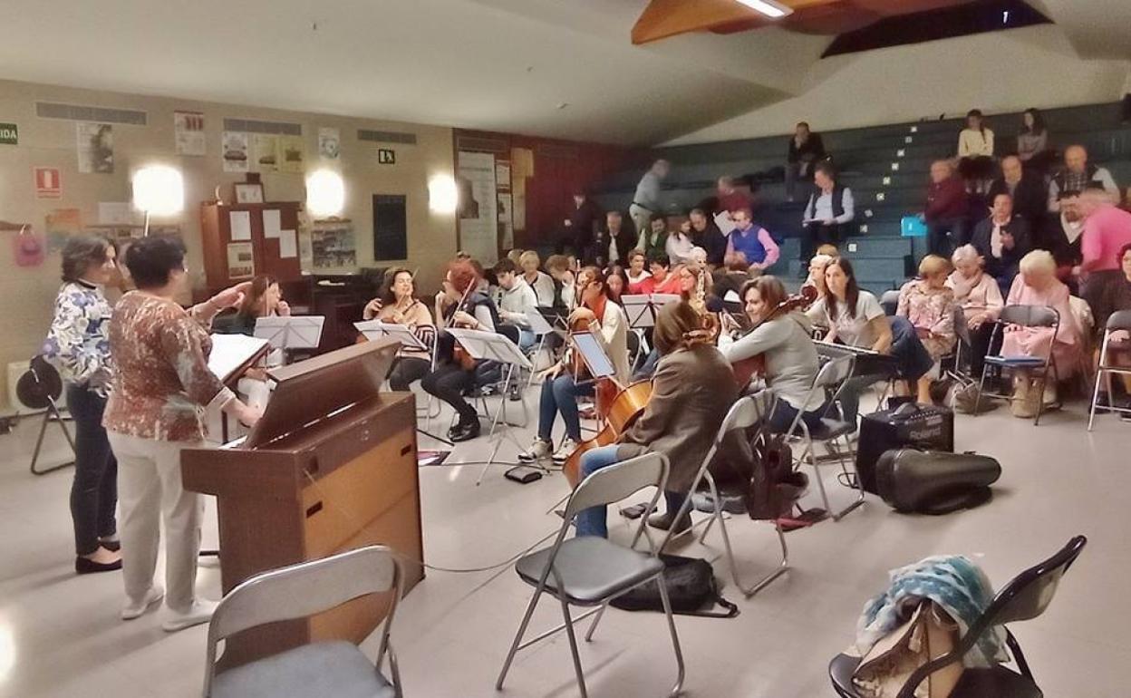 Ensayo de la Coral con la orquesta que les acompañará este sábado. 