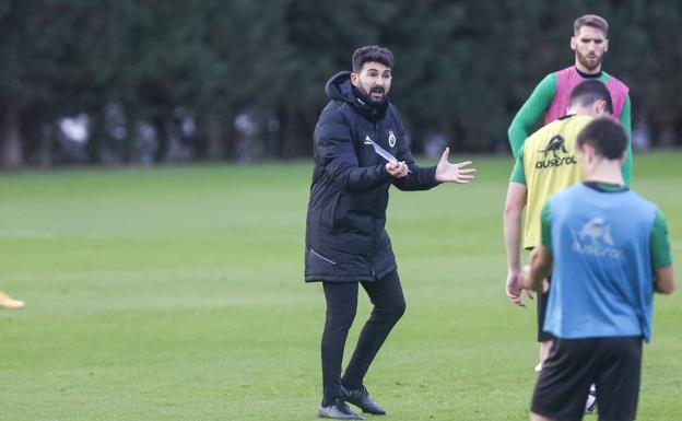 Guillermo Fernández Romo da instrucciones a sus jugadores en un entrenamiento en La Albericia. 