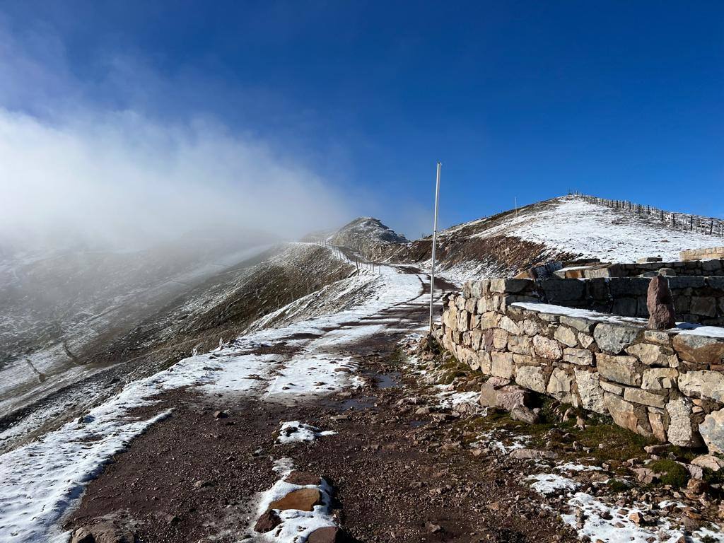 Explanada del collado de la Fuente de El Chivo, con vistas a los valles del Saja, del Nansa, de Valdeprado, de los macizos de Peña Sagra y de los Picos de Europa y del Cantábrico.