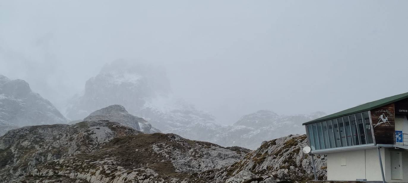 Este es el paisaje que se encontraron los visitantes desde la estación superior del teleférico de Fuente Dé, a media mañana.