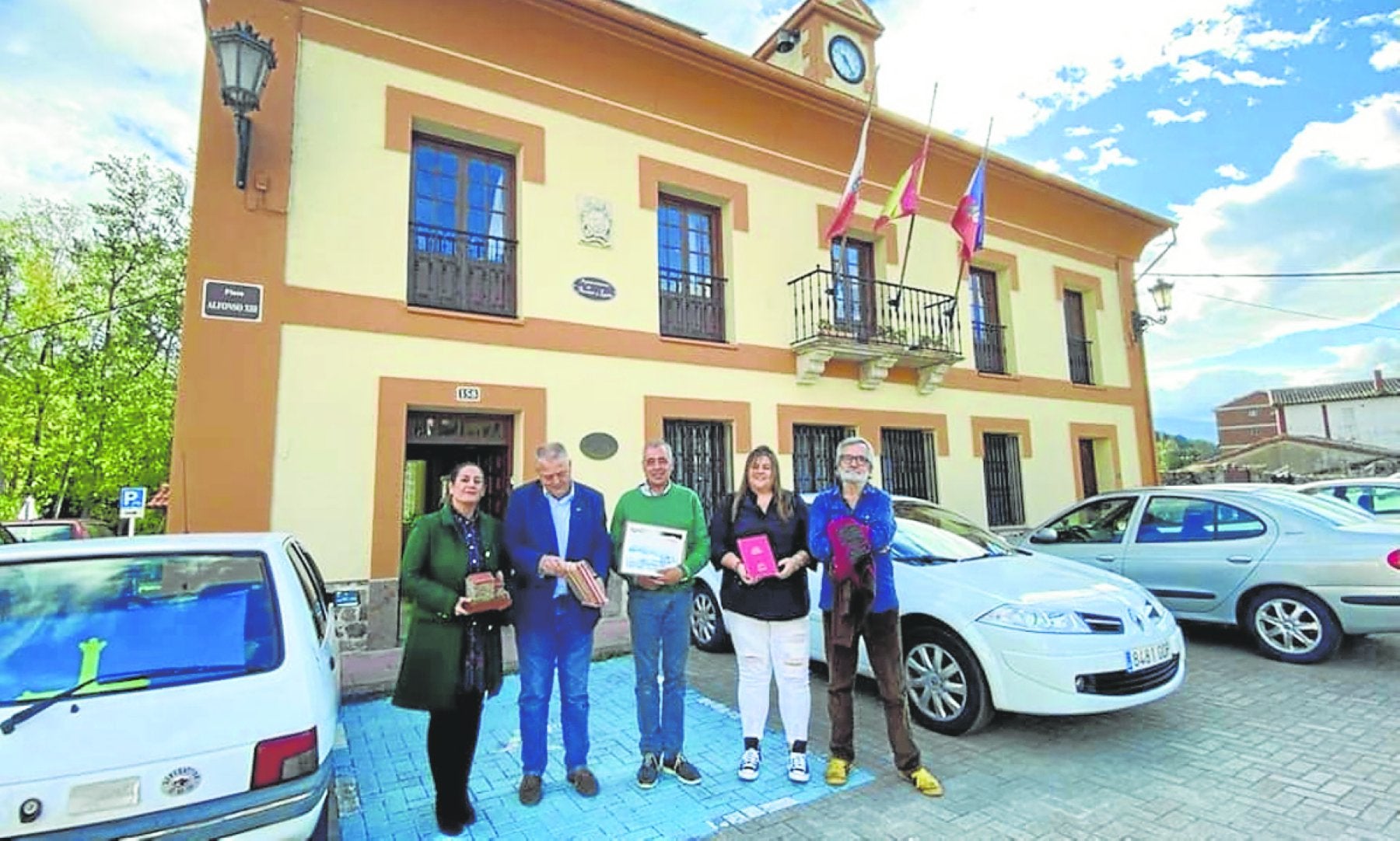 Emilia Aguirre, vicepresidenta del Parlamento; Joaquín Gómez, presidente; Pablo Gómez, alcalde de Arenas de Iguña, y los concejales Paula González y José Guerrero. 