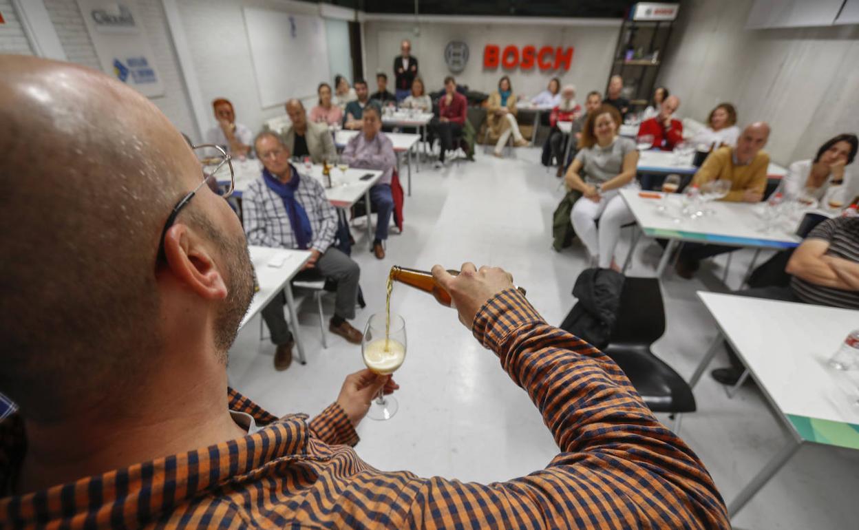 Quique Cacicedo muestra al público como se debe servir la cerveza. 