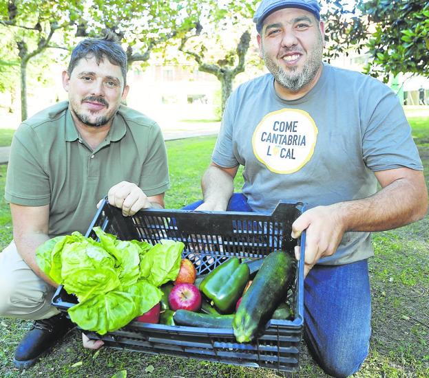 Diego González, agricultor de Eco-Tierra Mojada, y Antonio Vicente, cocinero de Come Cantabria Local. 