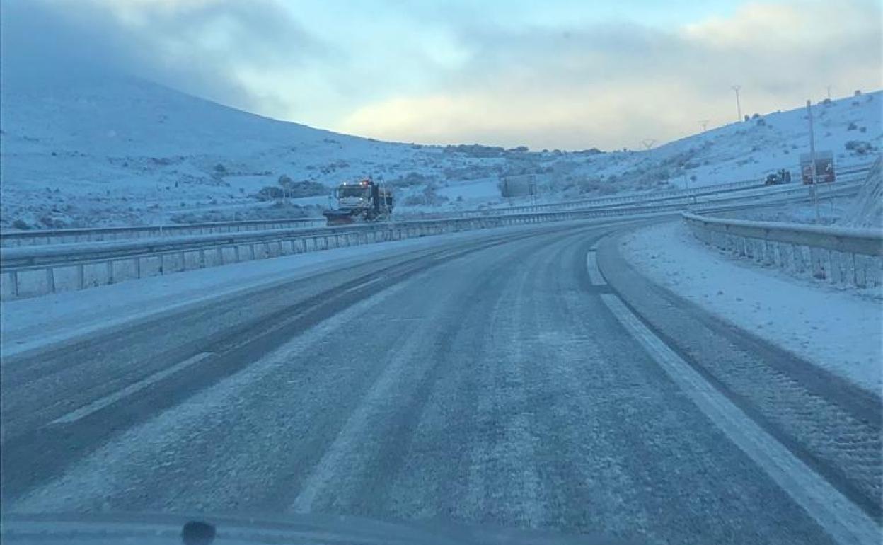 Imagen de la autovía A-67, poco después de pasar Reinosa, en dirección a Palencia, este sábado con una quitanieves ya funcionando.