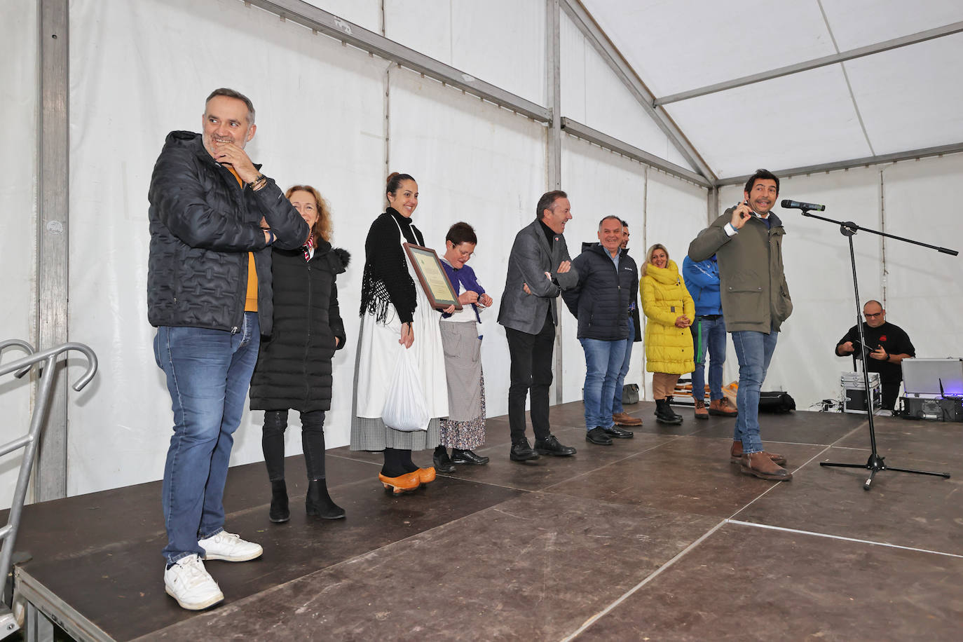 La Feria de la Alubia y la Hortaliza se celebra a lo largo de este fin de semana en Casar de Periedo, con la participación de 197 puestos de venta de diferentes productos agroalimentarios y artesanos, tanto de Cantabria como de otras comunidades autónomas. Además, ha tenido lugar el nombramiento y entrega de distinción de 'Alubiero Mayor 2022 en el recinto exterior de la Casa Museo Jesús de Monasterio, a Quico Taronji, presentador del programa de TVE 'Aquí la Tierra'.