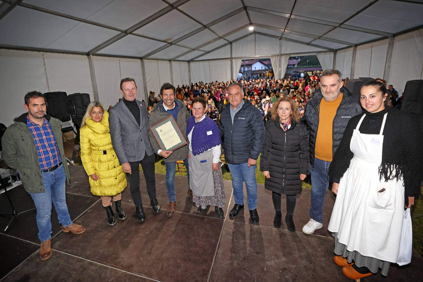 La Feria de la Alubia y la Hortaliza se celebra a lo largo de este fin de semana en Casar de Periedo, con la participación de 197 puestos de venta de diferentes productos agroalimentarios y artesanos, tanto de Cantabria como de otras comunidades autónomas. Además, ha tenido lugar el nombramiento y entrega de distinción de 'Alubiero Mayor 2022 en el recinto exterior de la Casa Museo Jesús de Monasterio, a Quico Taronji, presentador del programa de TVE 'Aquí la Tierra'.