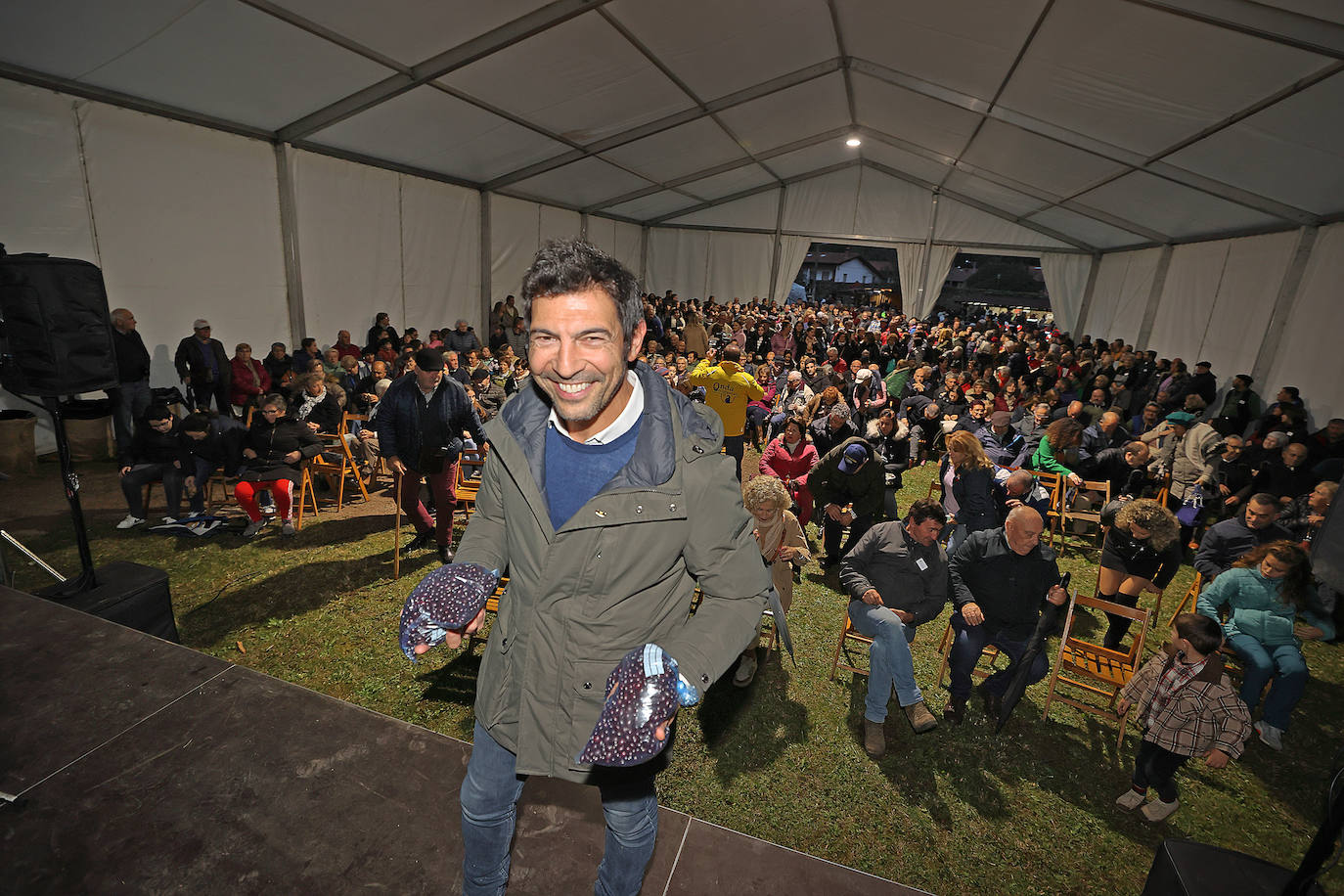 La Feria de la Alubia y la Hortaliza se celebra a lo largo de este fin de semana en Casar de Periedo, con la participación de 197 puestos de venta de diferentes productos agroalimentarios y artesanos, tanto de Cantabria como de otras comunidades autónomas. Además, ha tenido lugar el nombramiento y entrega de distinción de 'Alubiero Mayor 2022 en el recinto exterior de la Casa Museo Jesús de Monasterio, a Quico Taronji, presentador del programa de TVE 'Aquí la Tierra'.