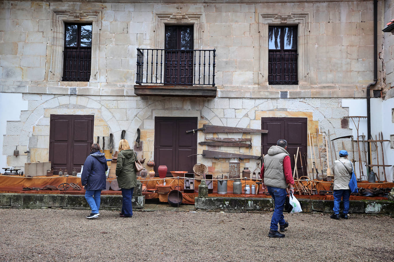 La Feria de la Alubia y la Hortaliza se celebra a lo largo de este fin de semana en Casar de Periedo, con la participación de 197 puestos de venta de diferentes productos agroalimentarios y artesanos, tanto de Cantabria como de otras comunidades autónomas. Además, ha tenido lugar el nombramiento y entrega de distinción de 'Alubiero Mayor 2022 en el recinto exterior de la Casa Museo Jesús de Monasterio, a Quico Taronji, presentador del programa de TVE 'Aquí la Tierra'.