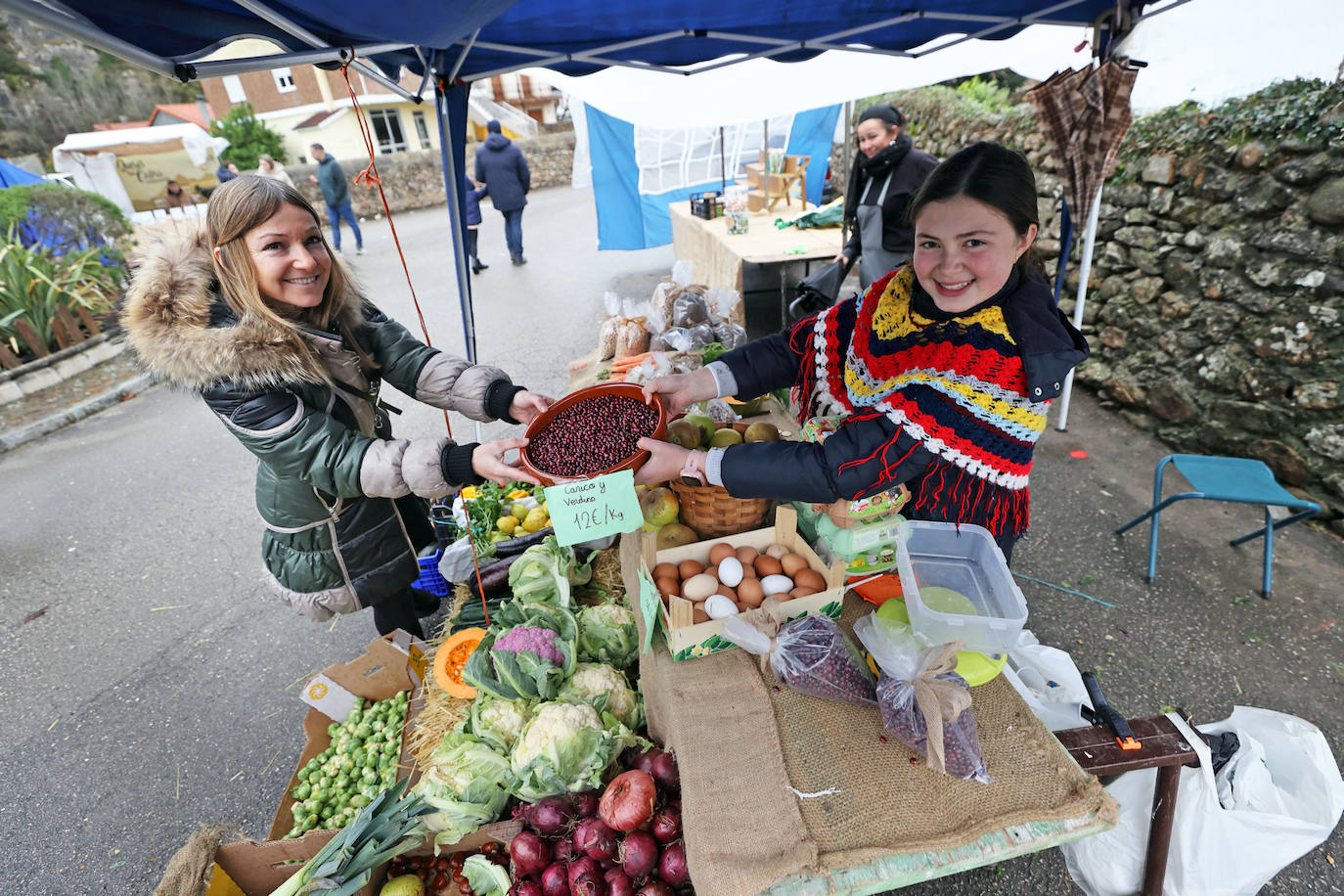 La Feria de la Alubia y la Hortaliza se celebra a lo largo de este fin de semana en Casar de Periedo, con la participación de 197 puestos de venta de diferentes productos agroalimentarios y artesanos, tanto de Cantabria como de otras comunidades autónomas. Además, ha tenido lugar el nombramiento y entrega de distinción de 'Alubiero Mayor 2022 en el recinto exterior de la Casa Museo Jesús de Monasterio, a Quico Taronji, presentador del programa de TVE 'Aquí la Tierra'.