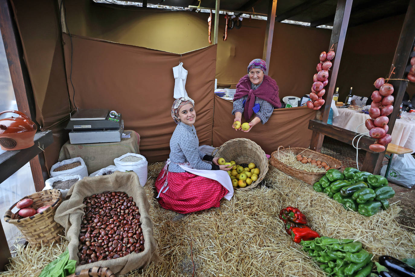 La Feria de la Alubia y la Hortaliza se celebra a lo largo de este fin de semana en Casar de Periedo, con la participación de 197 puestos de venta de diferentes productos agroalimentarios y artesanos, tanto de Cantabria como de otras comunidades autónomas. Además, ha tenido lugar el nombramiento y entrega de distinción de 'Alubiero Mayor 2022 en el recinto exterior de la Casa Museo Jesús de Monasterio, a Quico Taronji, presentador del programa de TVE 'Aquí la Tierra'.